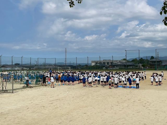 今日から都西体育祭に向けて特編時間割スタートしました！
午後の全校体育のようすです。
このときは天気も良く、青空の下で活動できました☀️

#青空
#グラウンド
#都城西高校
